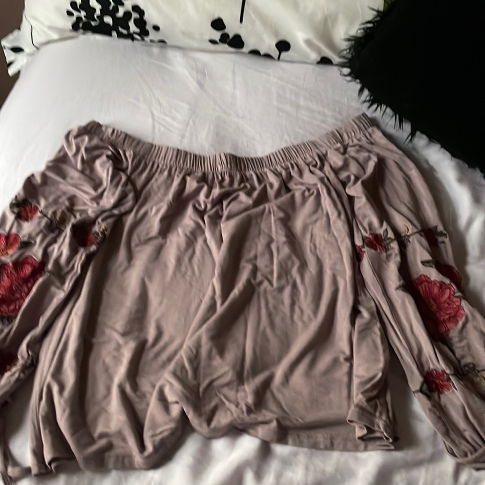 Mauve American eagle off the shoulder floral sleeve top